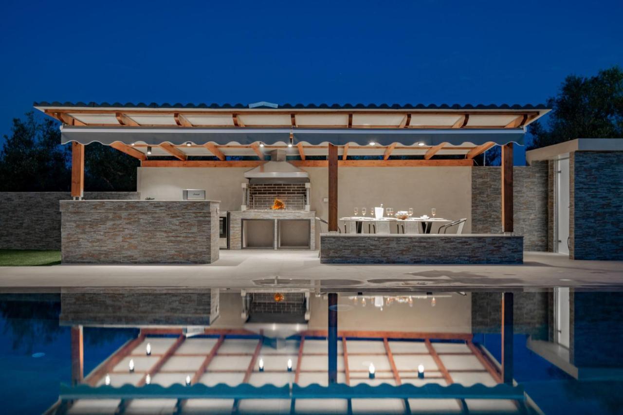 Antonia Villa - Luxurious Serenity With Private Pool, By Zantewize Kalipádhon Exteriör bild